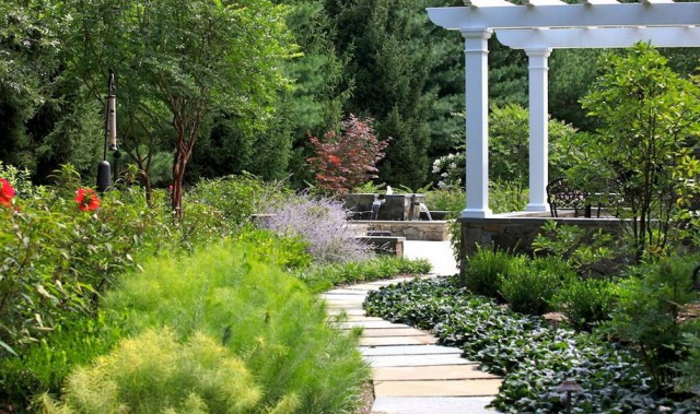 curved-backyard-pathway